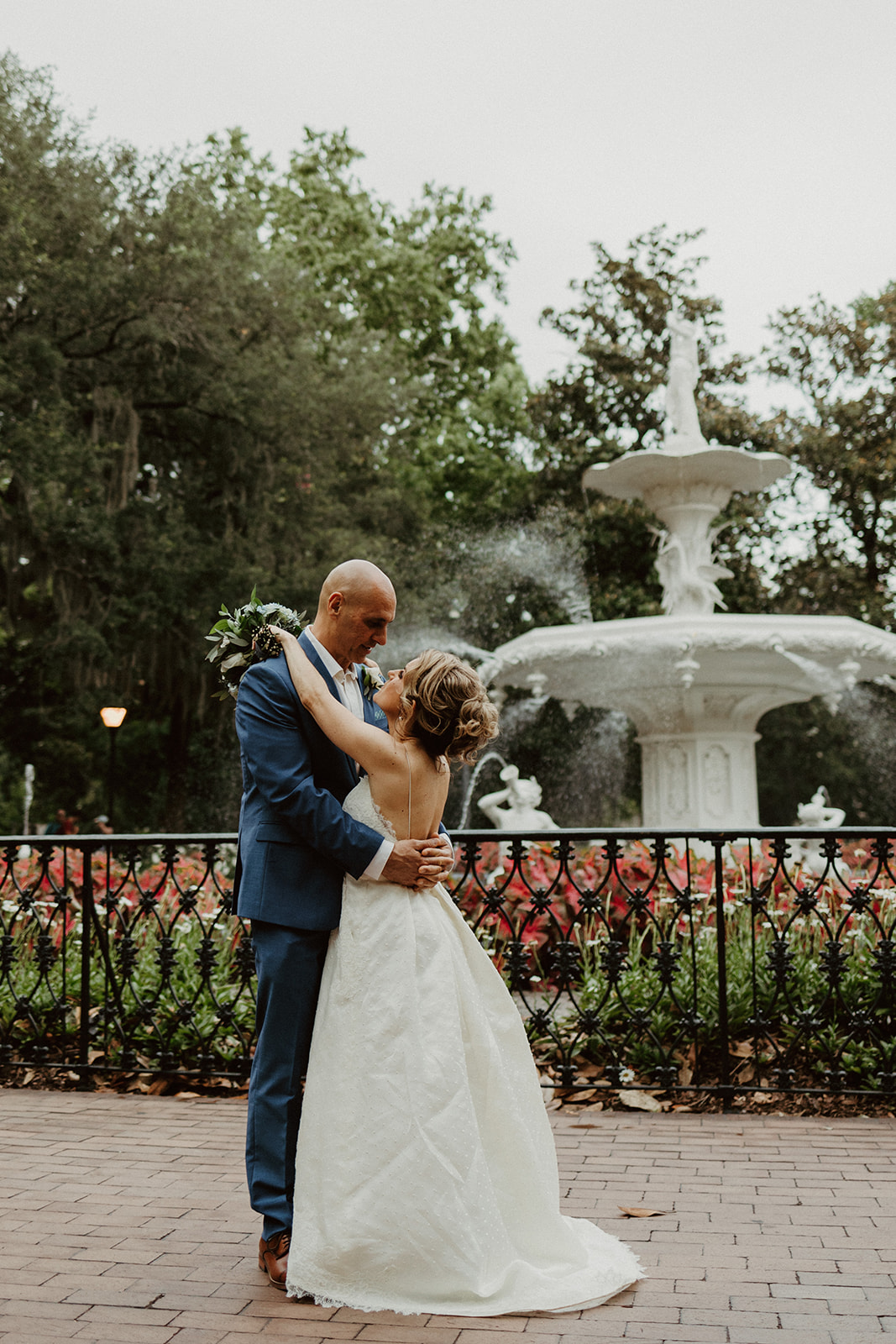 the fountain in the background of the Savannah Georgia Elopement